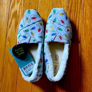 Women’s Classic Tom’s size 8 - NEW WITH TAGS